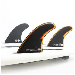 Ailerons SURF FCS II Gerry Lopez PC Medium Noir Set De 3 5 Ailerons SURF FCS II Gerry Lopez PC Medium Noir Set De 3 -Équipement D'Eau sans titre 3 25 04 2022 09 27 49
