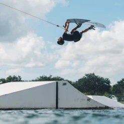 Pack Wakeboard Slingshot Terrain + KTV 2023 16 Pack Wakeboard Slingshot Terrain + KTV 2023 -Équipement D'Eau sans titre 80 11 08 2022 11 32 04 22 02 2023 10 32 03